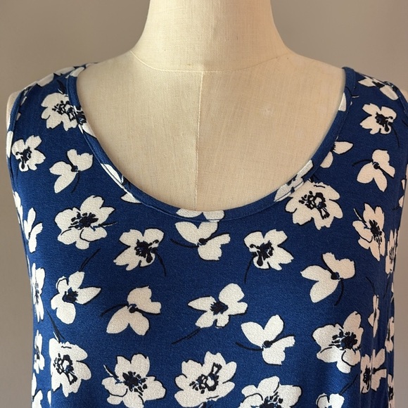 NWT Lane Bryant Floral Sleeveless top blue white flowy very stretch plus 18/20 - Picture 2 of 9